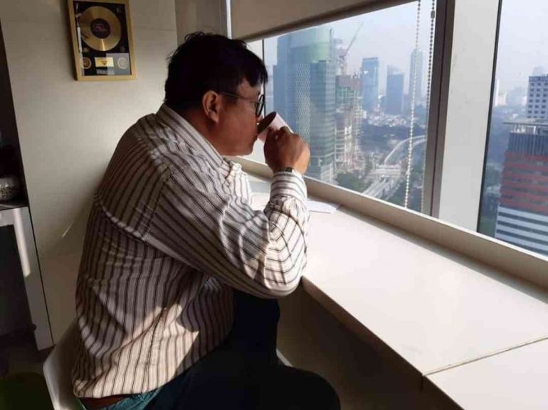 Saat santai di kantor di lantai 26 sebuah gedung di jl. Rasuna said- Jakarta. Dokpri