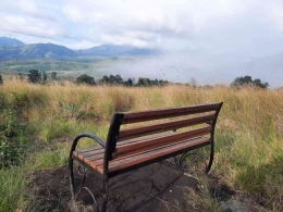 Bangku untuk istirahat dan menikmati pemandangan. Dok. penulis