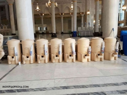Galon-galon berisi Air zam zam siap minum di sudut masjidil haram ( foto: monikaoktora.com)