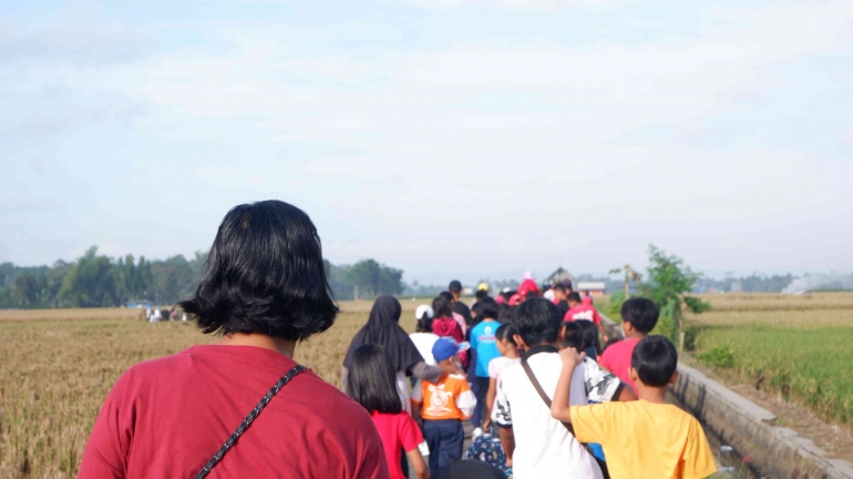 Jalan sehat bersama masyarakat Desa Glanggang (Dokpri)