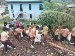 Puluhan anak SMA 1 Pining mengumpulkansampah plastik di Kampung pertik pada Jumat 22 juni 2022. Dok Pribadi.