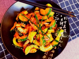 Oi Muchim, salad timun pedas khas Korea | foto: HennieOberst—