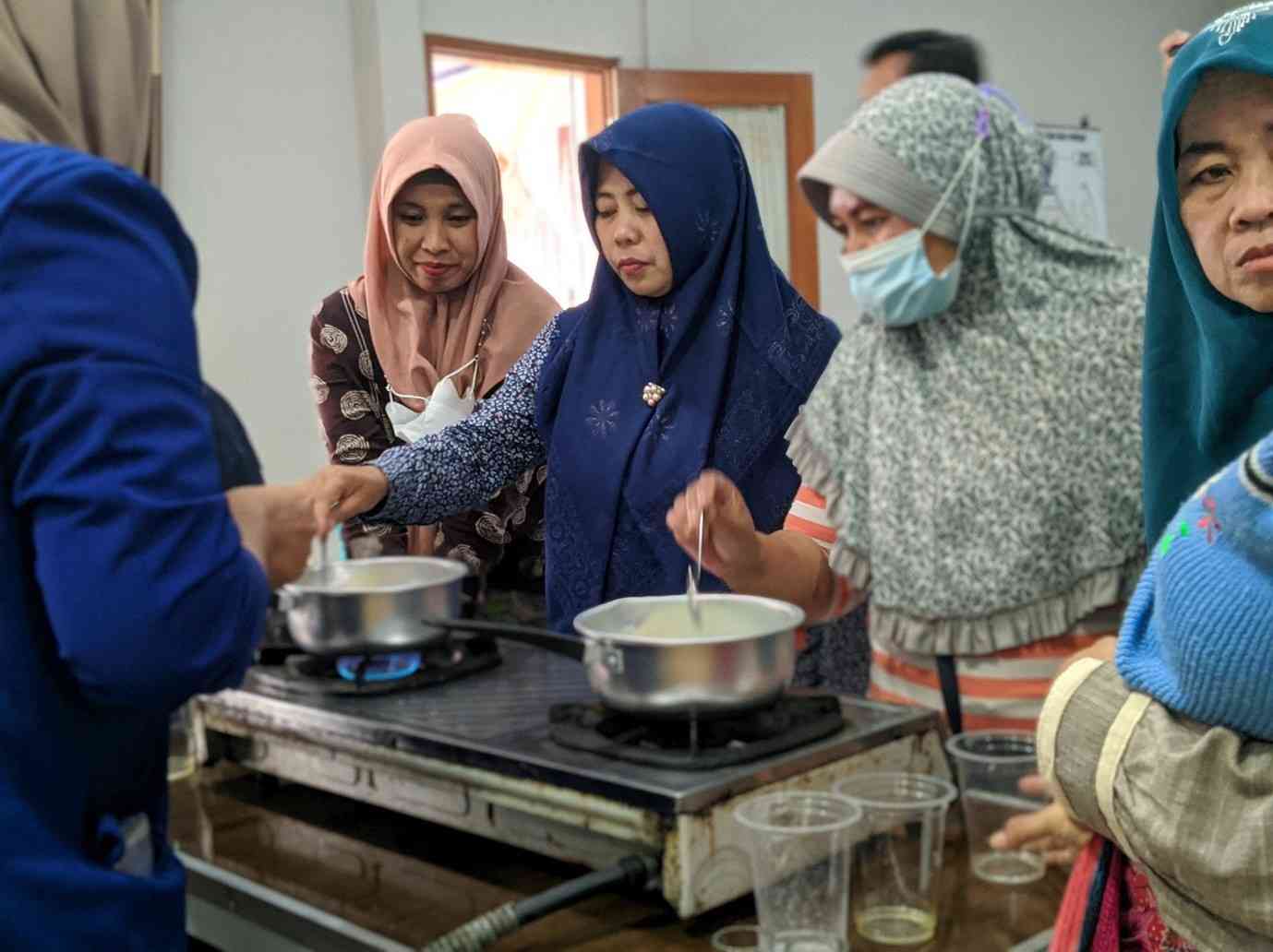 Mahasiswa KKN UM Memberikan Pelatihan Pembuatan Lilin Aromaterapi ...