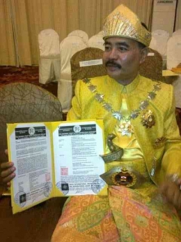 RAJA NOOR JAN SHAH RAJA TUAH menunjukan bukti sebagai ahli waris Sultan Malaka ,bukti yang diragukan  | Foto: Utusan.com.my.
