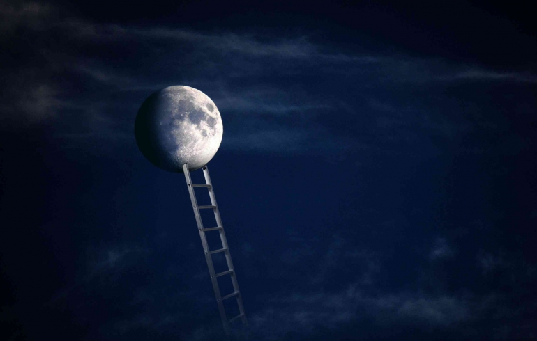 Mencapai Bulan (Sumber: https://pixabay.com/id/photos/bulan-mencapai-mimpi-fantasi-5254351/)