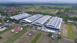 Penggunaan panel surya dalam menunjang PLTS Atap disalah-satu Pabrik Danone Aqua | Sumber Foto : Danone Indonesia