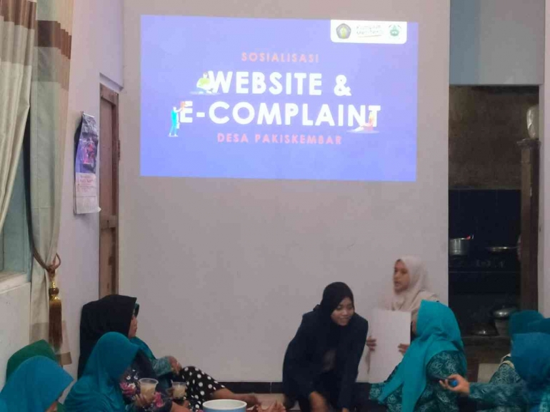 Sosialisasi Website dan E-Complaint Desa Pakiskembar/Dok pribadi