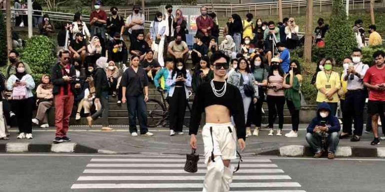 Aksi anak muda SCBD di Citayam Fashion Week (sumber : Kompas.com)