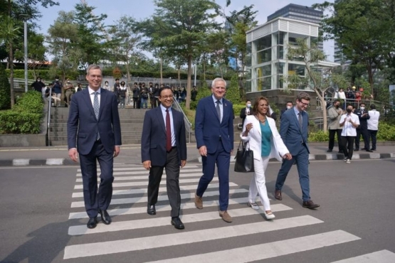 Gubernur DKI Jakarta Anies Baswedan Catwalk di Dukuh Atas, Jakarta Pusat Bersama Jajaran Bank Investasi Eropa, Selasa (19/7/2022)(Dokumen Pemprov DKI Jakarta)