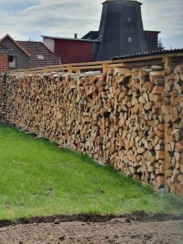 Persediaan kayu untuk kamin sebagai pagar foto iin