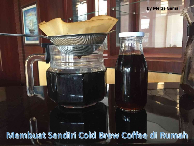 Image: Membuat sendiri cold brew coffe di rumah dengan teko dan botol kaca biasa (Photo by Merza Gamal)