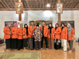 Mbah Weknyo Bersama Tim KKN Transformasi UIN Raden Mas Said Surakarta (2022)