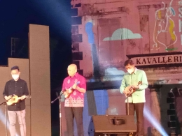 Pembukaan Solo Keroncong Festival 2022 oleh Walikota Solo, Menteri Koperasi dan UMKM, Walikota Sawahlunto dengan memainkan ukelele | Dokumentasi pribadi