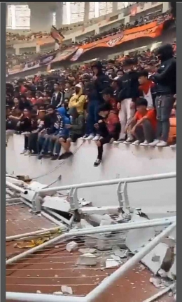 Tangkapanlayar pagar pembatas stadion JIS ambruk dari akun Muhanto Hatta/Facebook 