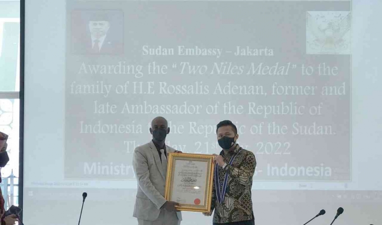 Charge d'Affaires Kedutaan Besar Sudan di Jakarta, Sid Ahmed M. Alamain Hamid Alamain, memberikan medali kepada Dubes Rossalis Adenan. Foto: Kedubes Sudan