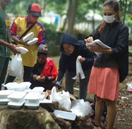 pembagian makanan dan baju oleh food not bombs bandung sumber: instagram food not bombs Bandung