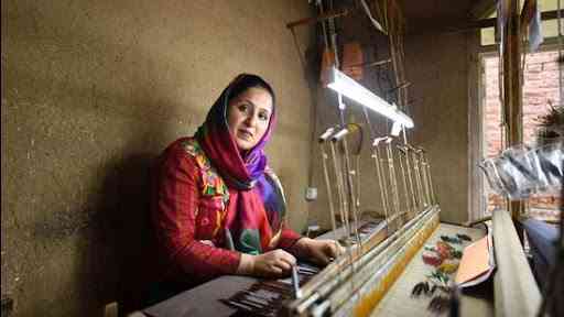 Shaheena Akhtar sedang menenun di tempatnya. | Sumber: Hindustan Times 