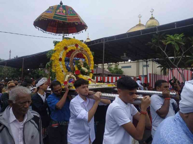 Banyak yang ingin memanggul tandu (foto>dokpri)