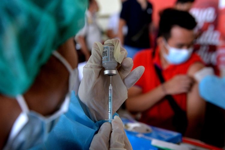 Ilustrasi- Petugas kesehatan menyiapkan vaksin Covid-19 dosis ketiga yang akan disuntikkan kepada warga saat pelaksanaan vaksinasi booster di Denpasar, Bali, Rabu (12/1/2022).| ANTARA FOTO/FIKRI YUSUF