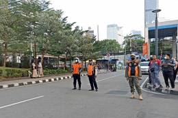 Petugas terus berjaga di berbagai titik (foto by widikurniawan)