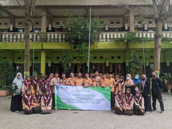 Usai pelatihan, tim Qoryah Toyyibah UIN Malang berfoto bersama guru dan santri Pesantren Mambaul Hikam Jombang (dokpri)
