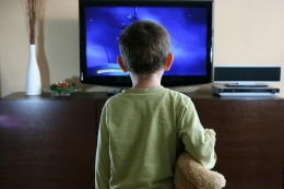 Ilustrasi anak menonton film yang tak sesuai kategori usianya. Sumber: Joanna Zieliska via Kompas.com