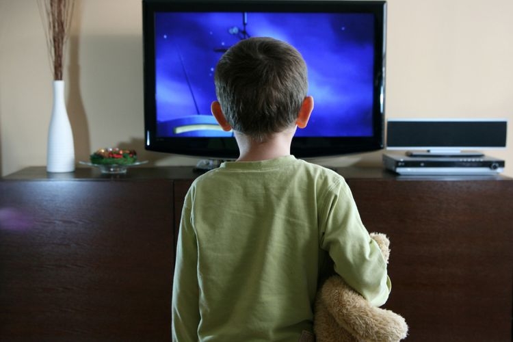 Ilustrasi anak menonton film yang tak sesuai kategori usianya. Sumber: Joanna Zieliska via Kompas.com