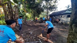 Mahasiswa KKN UM melakukan kegiatan kerja bakti dengan warga setempat (Dokpri)