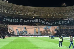 Created by the poor stolen by the rich mulanya tertulis dalam banner yang dikibarkan pecinta sepakbola (PHOTO: FETHI BELAID FOR L'AFP via Vice.com)