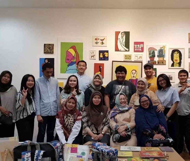 Gambar 1. Para Seniman, Ibu-ibu yang Hebat, dan Para Pemuda yang Turut Berpartisipasi di TabSpace (Sumber: Instagram @tab____space)