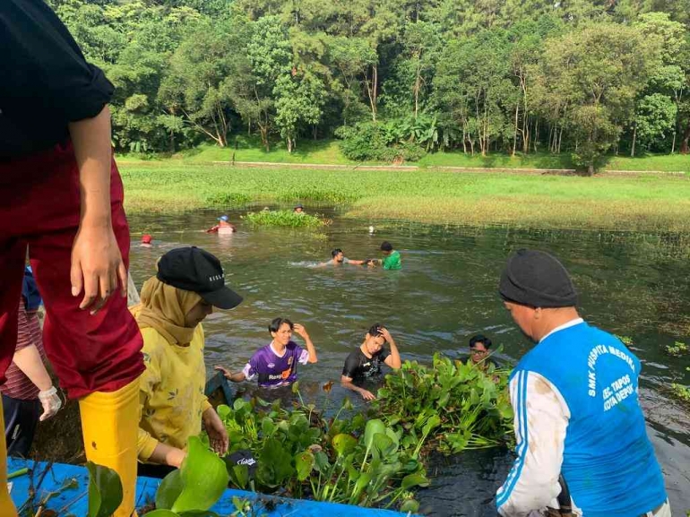 Proses pembersihan Situ Nini Kadrem bersama warga/dokpri