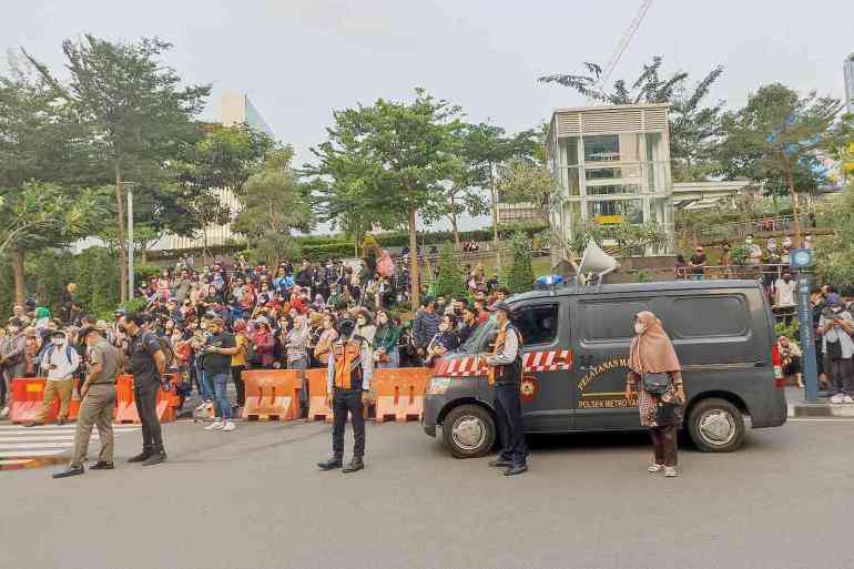 Aparat keamanan Satpol PP dan Dinas Perhubungan melakukan penertiban dan larangan untuk melakukan fashion show di ruang publik, Sumber: kompas.com