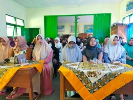 Rapat wali murid untuk mewujudkan kerjasama yang baik karena pendidikan merupakan tanggung jawab bersama, yakni keluarga, sekolah dan masyarakat | Foto Siti Nazarotin 