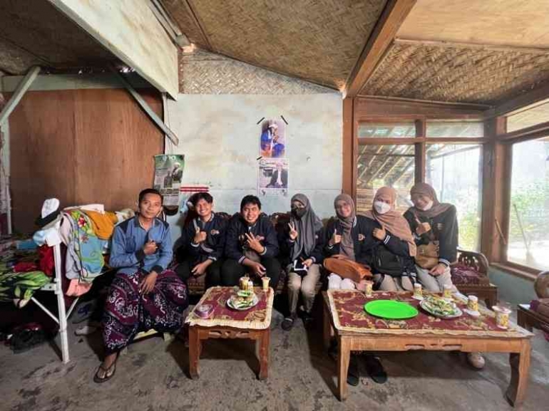 Gambar 1. Sharing Session bersama dengan Kepala Dusun Krajan, Bapak Zainal (Dokpri)