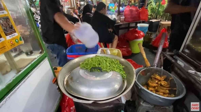 Mencoba Ayam Penyet Cabe Ijo Aa Sipit GI yang Viral oleh Dzulfikar