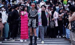 Masyarakat berkumpul saat menyaksikan fashion week di Dukuh Atas, Jakarta (foto: radarsolo.jawapos.com)