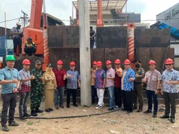 Pemasangan tiang pancang pertama pembangunan Gedung Empurau Restaurant, Minggu (25/7/2022)/Foto:dok.pribadi