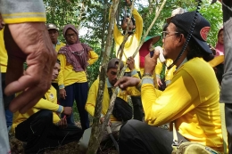 Iwan KOJAL saat memberikan materi praktek kepada peserta Sekolah Lapang Agroforestry Kopi di KKU, 20-24 Juli 2022. (Foto : Petrus Kanisius/YP).