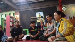 Dokumen Pribadi: konsultasi naskah tari dengan tokoh budaya setempat oleh Mahasiswa KKN Unuversitas Negeri Malang