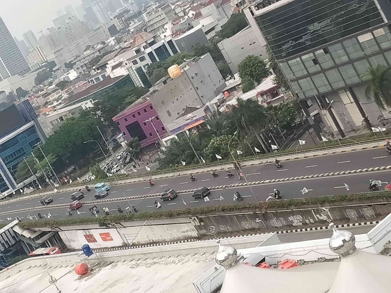 Jalan protokol di Jakarta sedang dihiasi oleh berdera partai politik dalam momen ulang tahunnya. (foto: dok damanhuri)