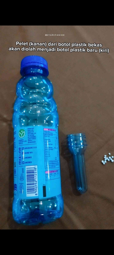 Botol Aqua dan Mizone terbuat dari plastik daur ulang dari biji plastik (kanan), lalu menjadi botol plastik kecil (tengah), dan menjadi botol siap minum. Dok.pri