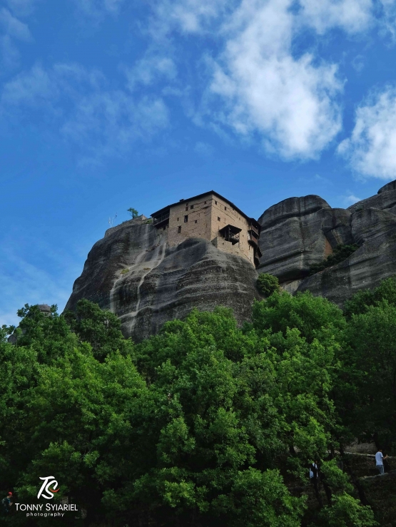 Biara yang dibangun di puncak pilar batu yang sulit dijangkau. Sumber: dokumentasi pribadi