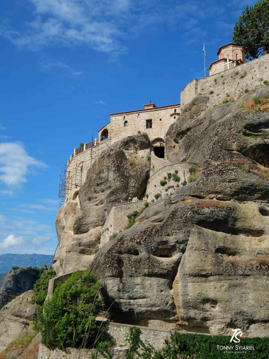 Monastery of Varlaam dan jalan akses ke puncaknya. Sumber: dokumentasi pribadi