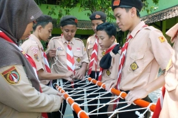Membuat tandu P3K | Sumber gambar: IDN Scouts