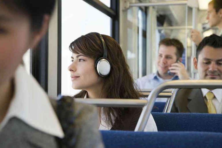 Mendengarkan musik (Sumber: Shutterstock/XiXinXing).