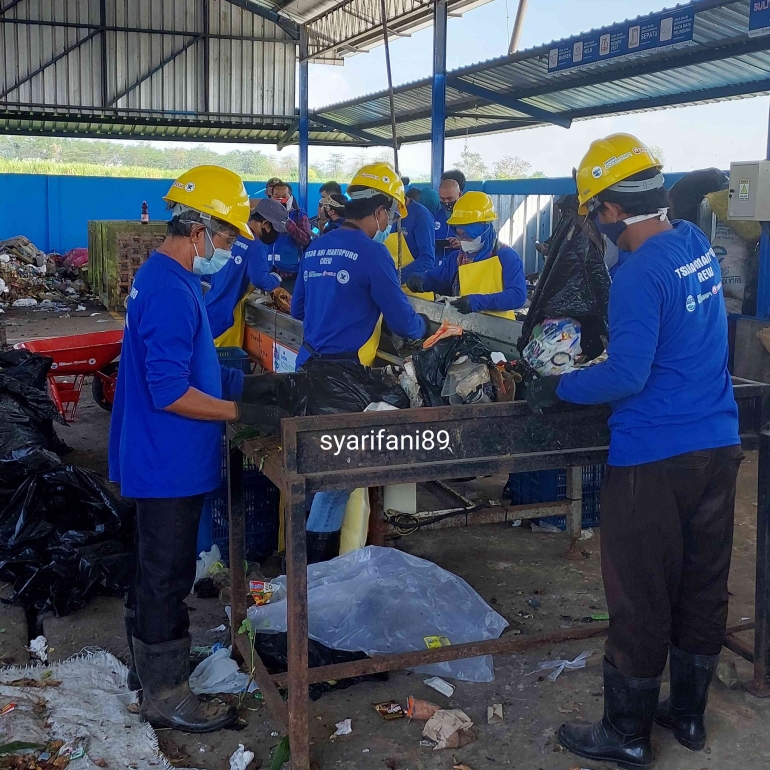 Melihat langsung proses pemilahan sampah di TPS3R Abi Martopuro. Dok.pri