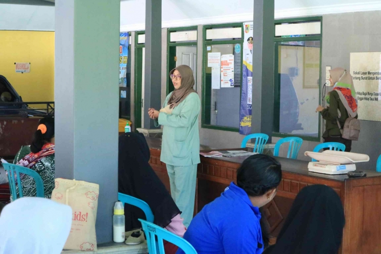 Gambar 2: Sambutan bidan desa kepada orang tua balita yang terindikasi stunting, Kamis (28/07/2022)/dokpri