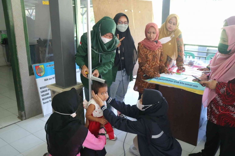 Gambar 3: Mahasiswa KKN Kolaborasi membantu pengukuran tinggi dan berat badan balita, Kamis (28/07/2022)/dokpri