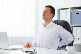 Ilustrasi gambar gangguan kesehatan pada punggung akibat kelamaan duduk di kursi kerja | Ilustrasi dokumen gambar via Kompas.com