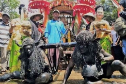 Prosesi upacara adat Kebo-keboan khas Suku Osing, Banyuwangi.(Wikimedia Commons/Wisnu Bangun Saputro) 